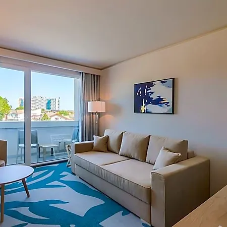 Bacolux Koralio, מלון אפורי נורד